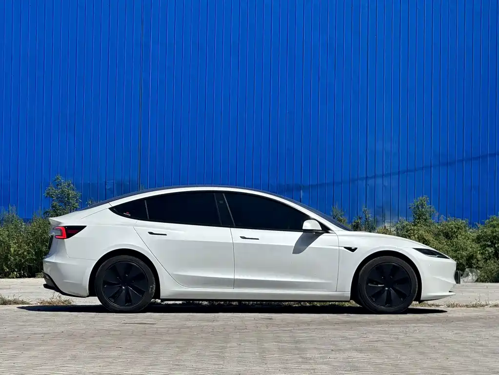 Tesla Model 3 — миниатюра 7