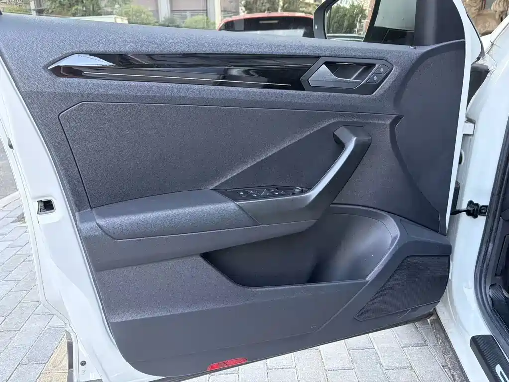 Volkswagen T-Roc — миниатюра 12