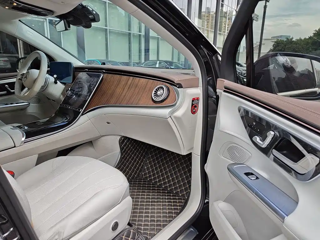 Mercedes-Benz EQE SUV — миниатюра 11