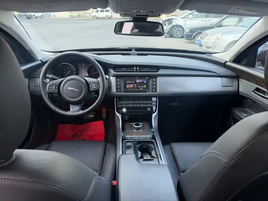 Jaguar XFL — миниатюра 3