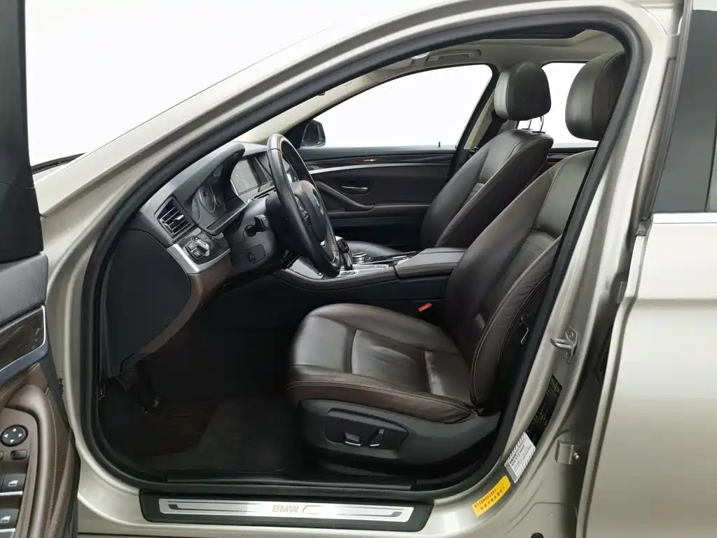 BMW 5 Series — миниатюра 10