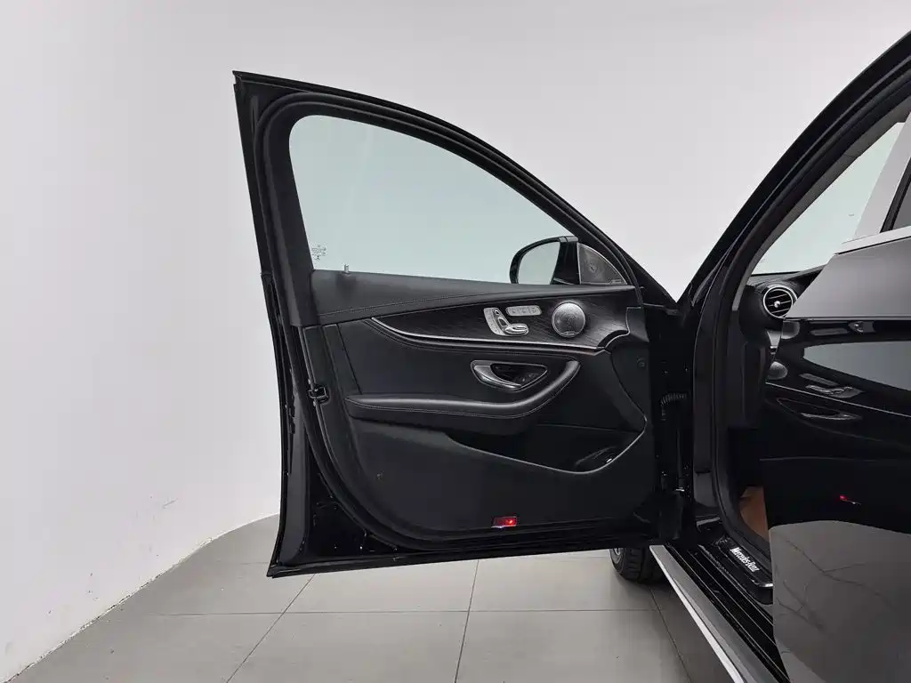 Mercedes-Benz E-Class — миниатюра 8