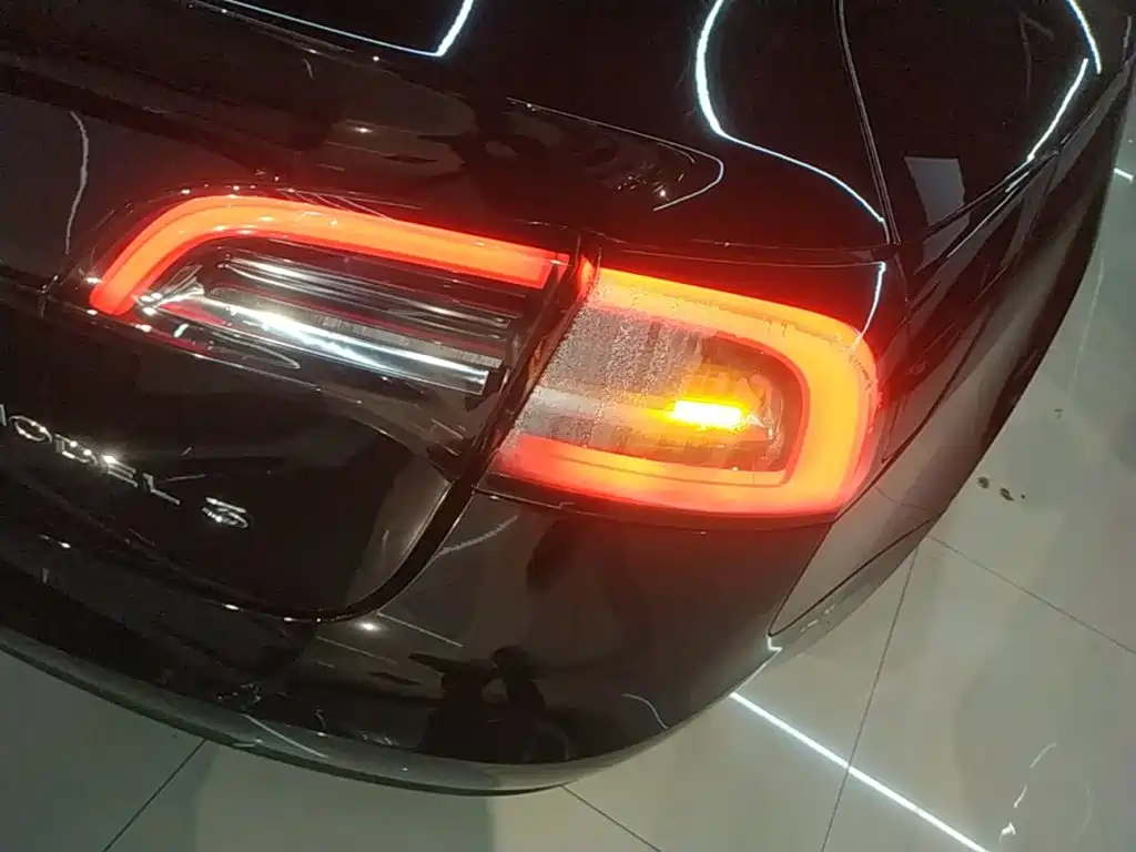 Tesla Model 3 — миниатюра 8