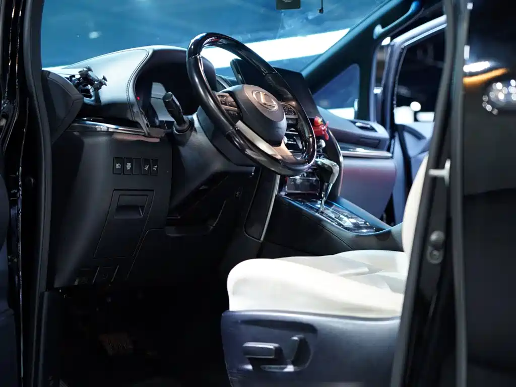 Lexus LM — миниатюра 14