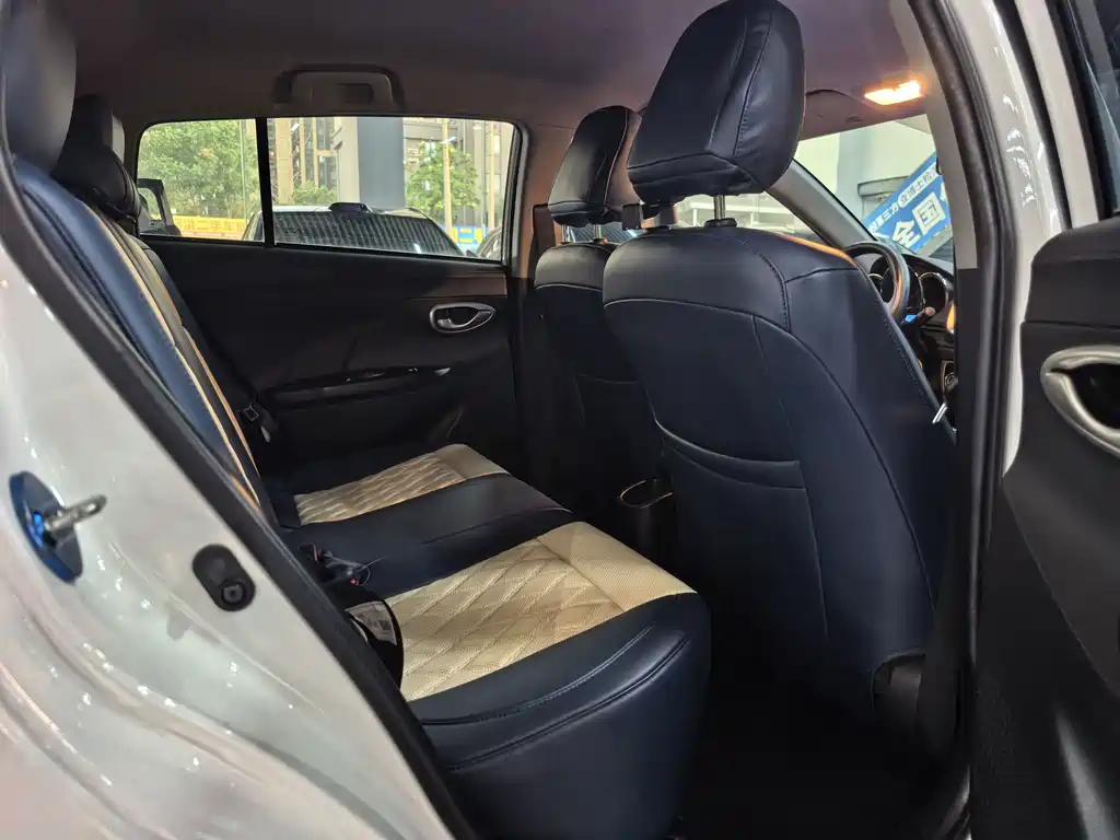 Toyota Yaris L — миниатюра 10