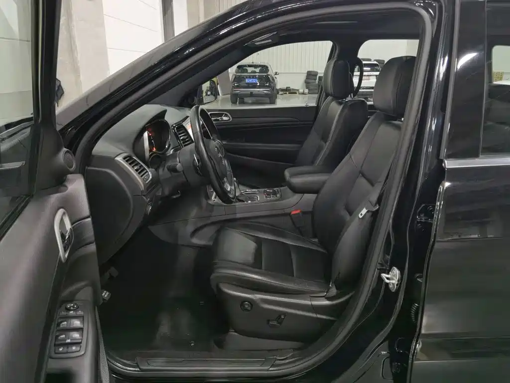 Jeep Grand Cherokee (Import) — миниатюра 10