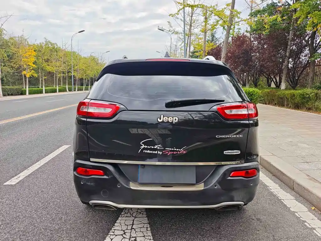 Jeep Cherokee — миниатюра 5