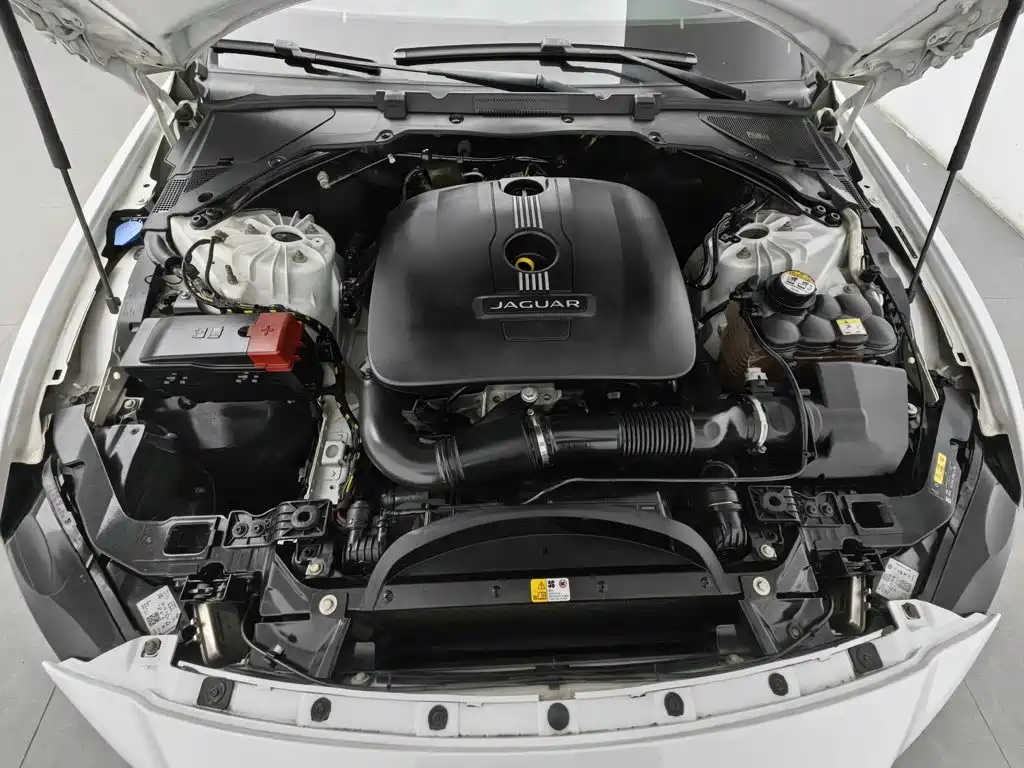 Jaguar XE — миниатюра 6