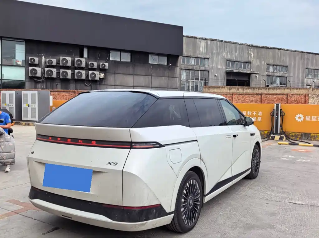 XPeng X9 — миниатюра 10