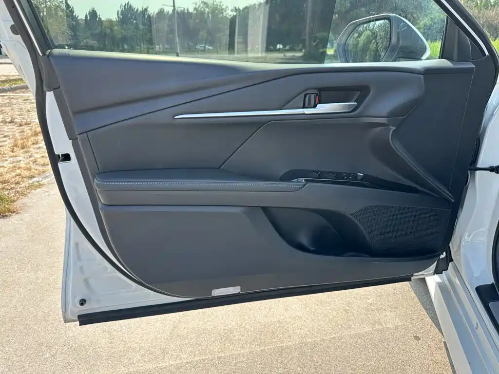 Toyota Camry — миниатюра 12