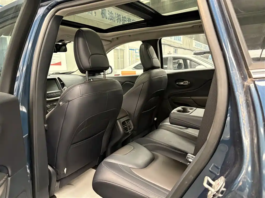 Jeep Cherokee — миниатюра 4