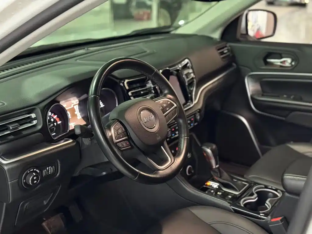 Jeep Commander — миниатюра 7