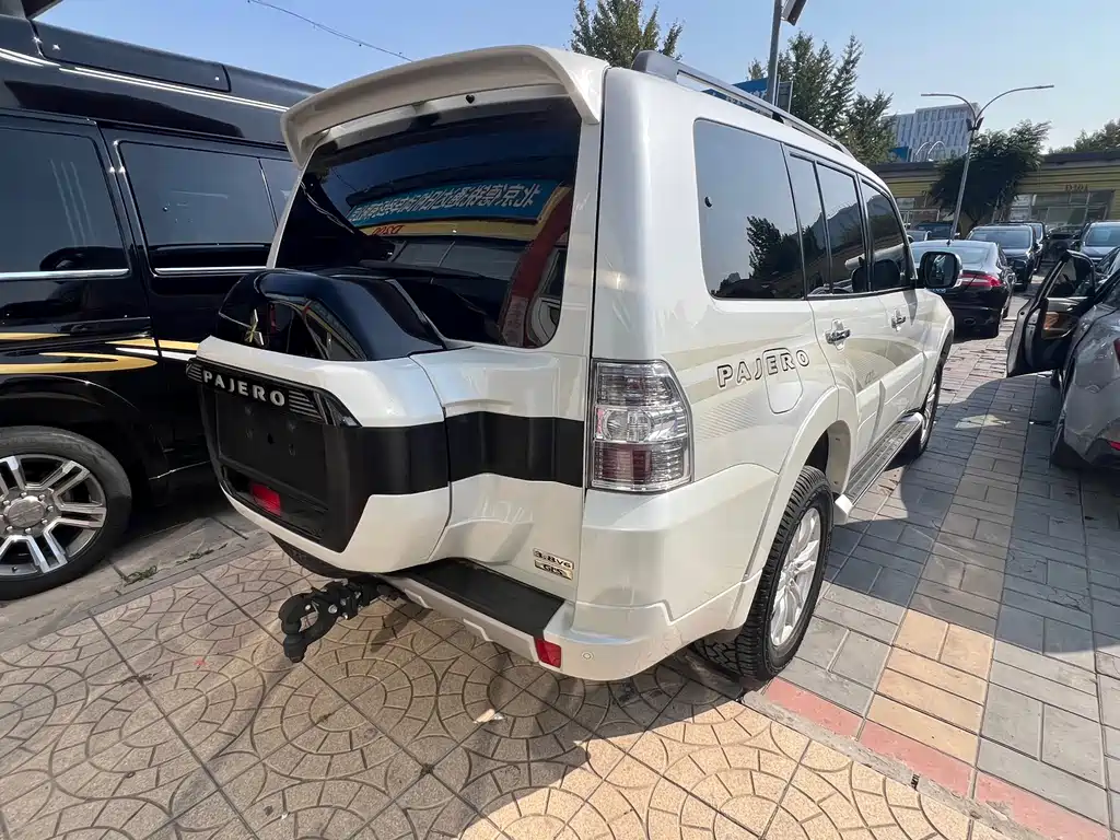 Mitsubishi Pajero (Import) — миниатюра 6