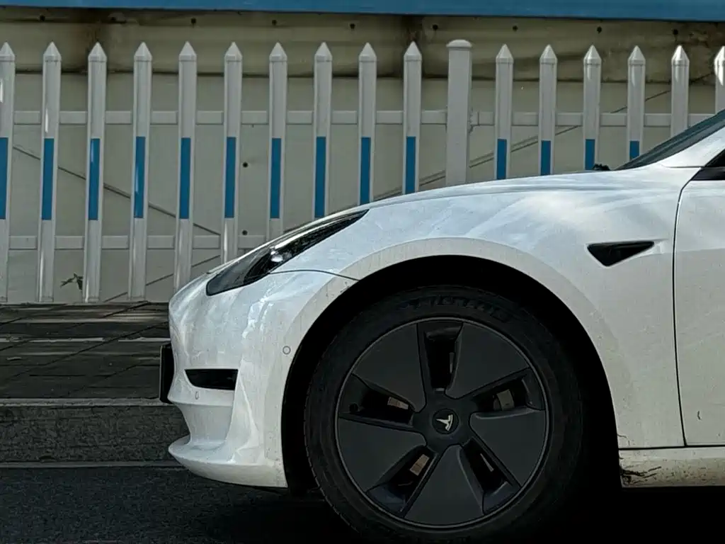 Tesla Model 3 — миниатюра 8