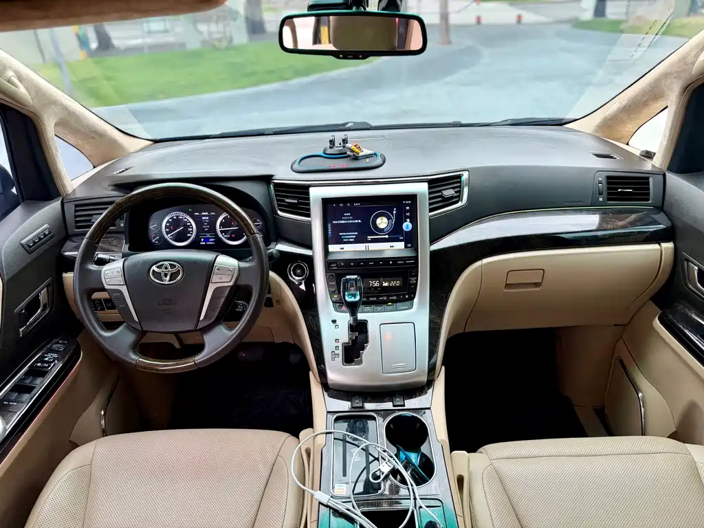 Toyota Alphard — миниатюра 6
