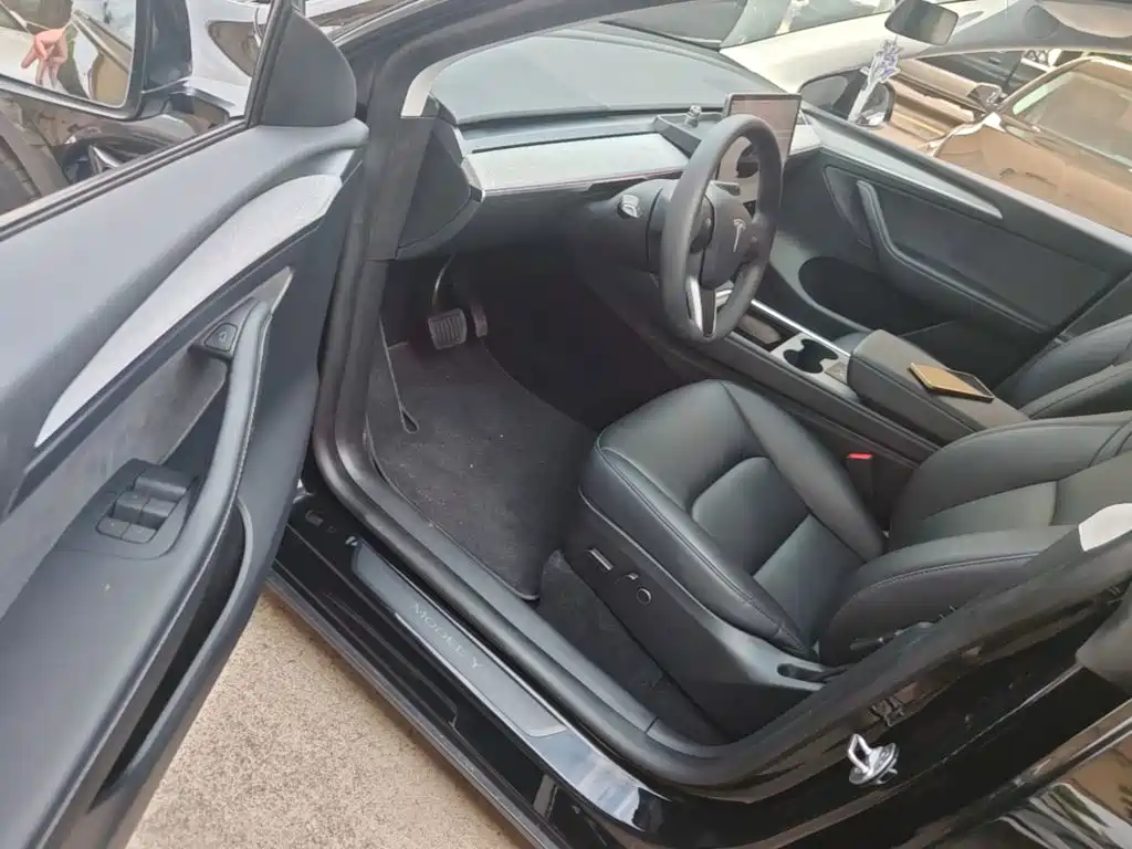 Tesla Model Y — миниатюра 16