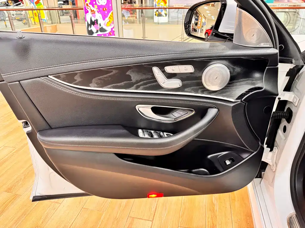 Mercedes-Benz E-Class — миниатюра 11