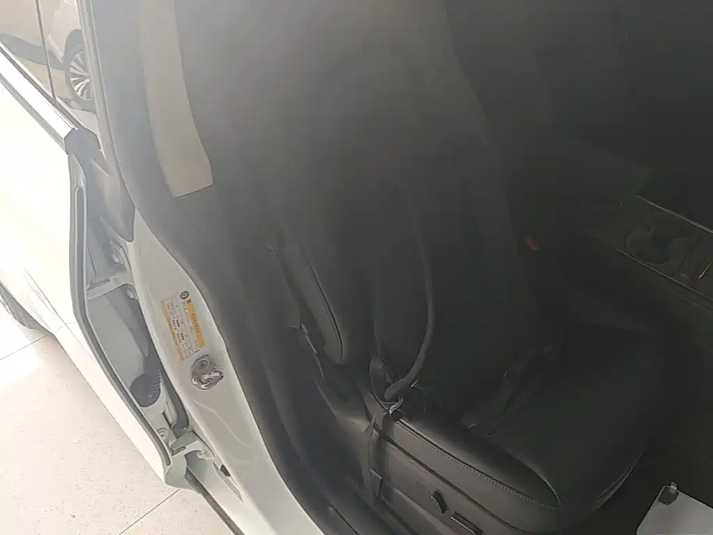 Tesla Model Y — миниатюра 25