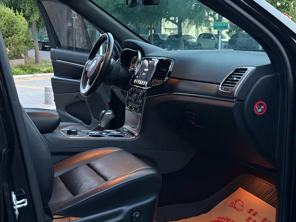 Jeep Grand Cherokee (Import) — миниатюра 15