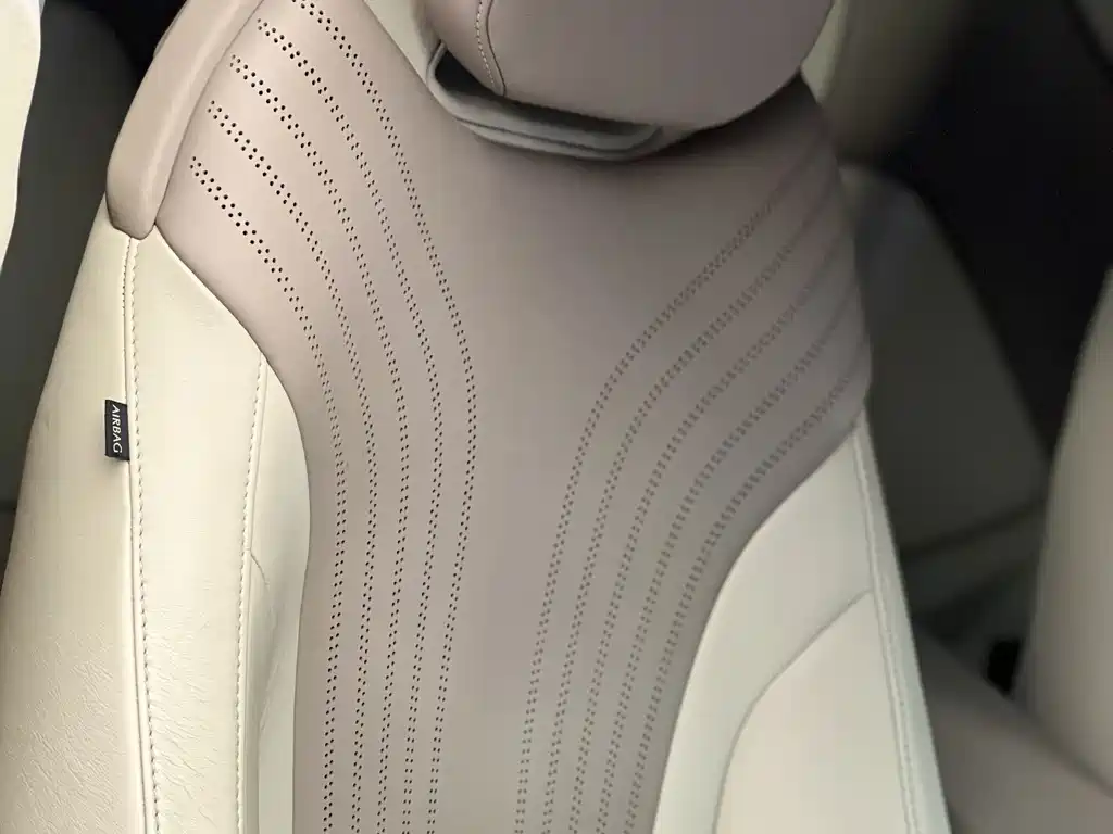 Aston Martin DB11 — миниатюра 23
