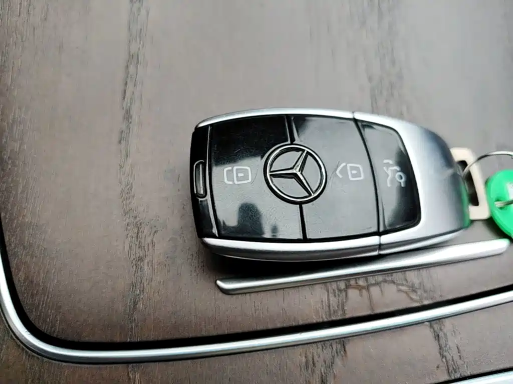 Mercedes-Benz E-Class — миниатюра 13