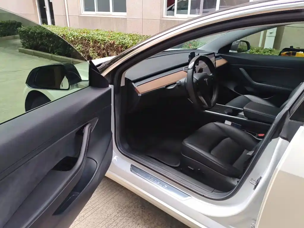 Tesla Model 3 — миниатюра 16