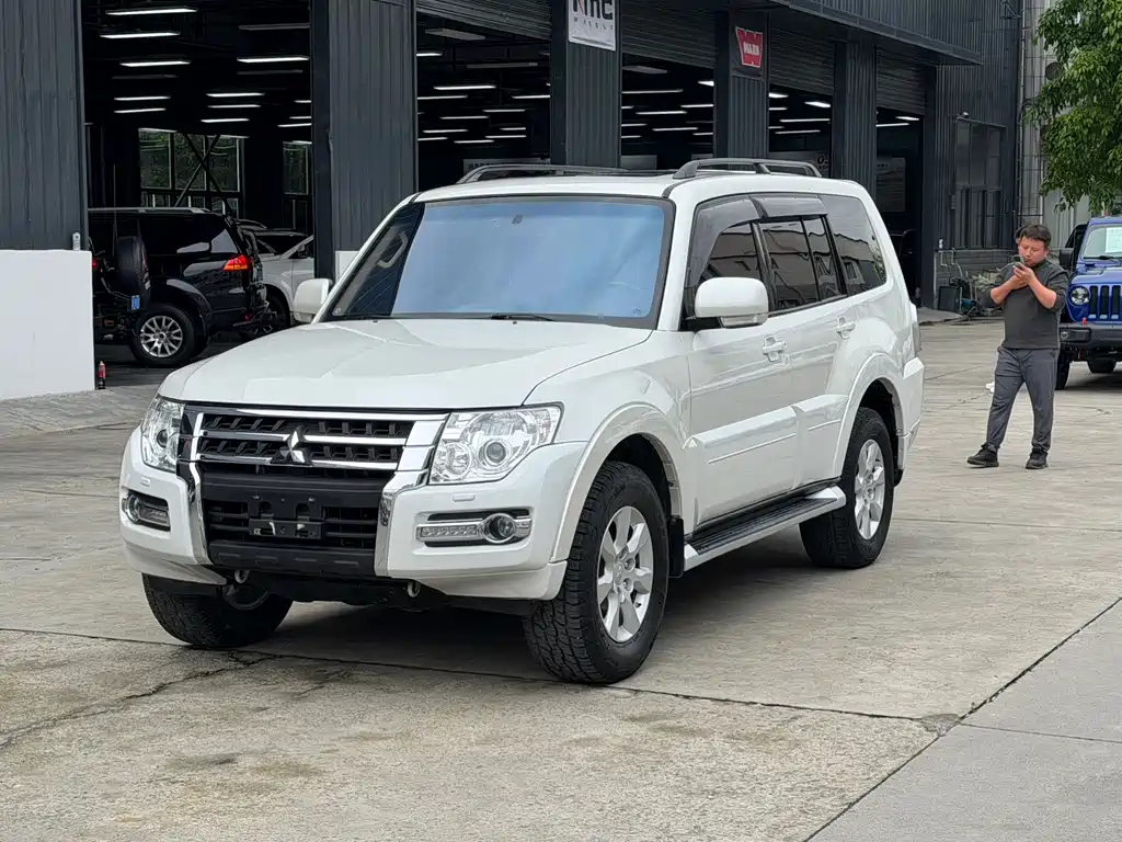 Mitsubishi Pajero (Import) 2016
