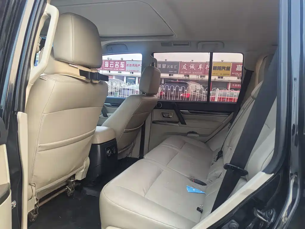 Mitsubishi Pajero (Import) — миниатюра 17