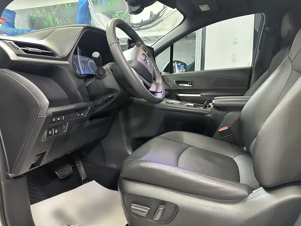 Toyota Granvia — миниатюра 3