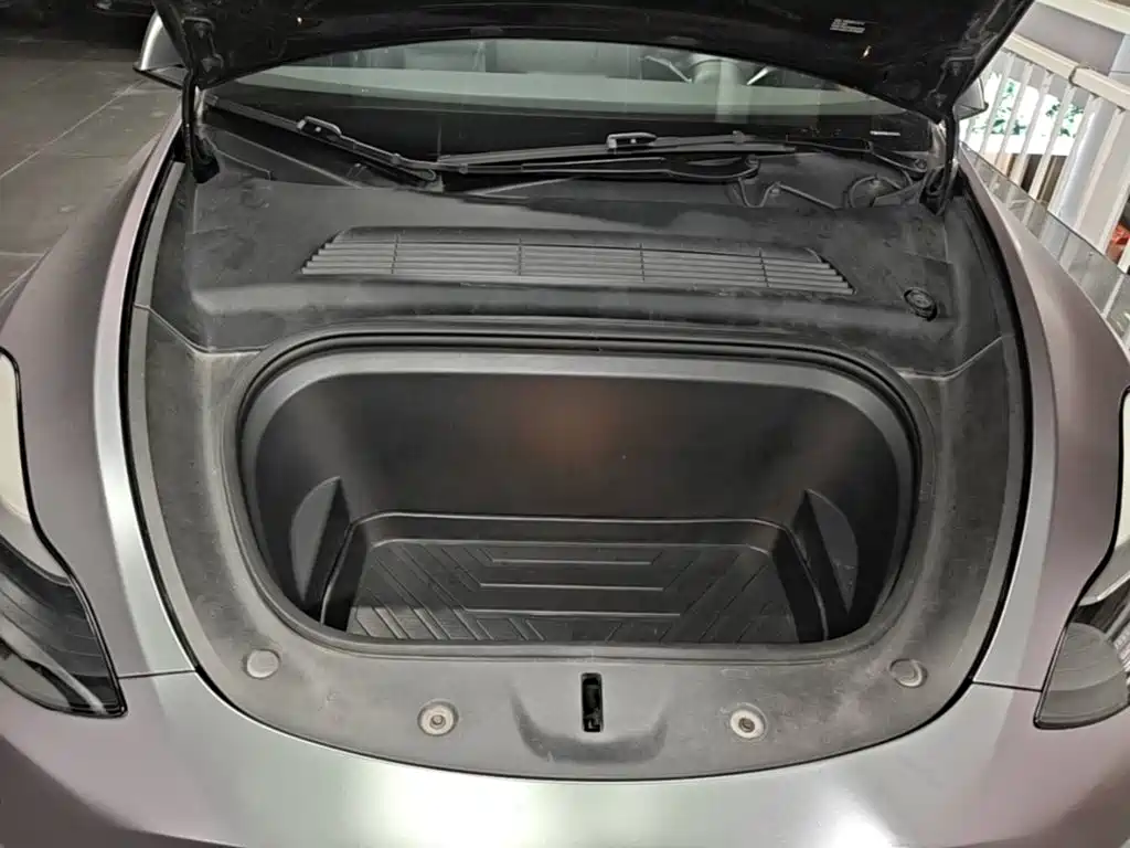 Tesla Model Y — миниатюра 20