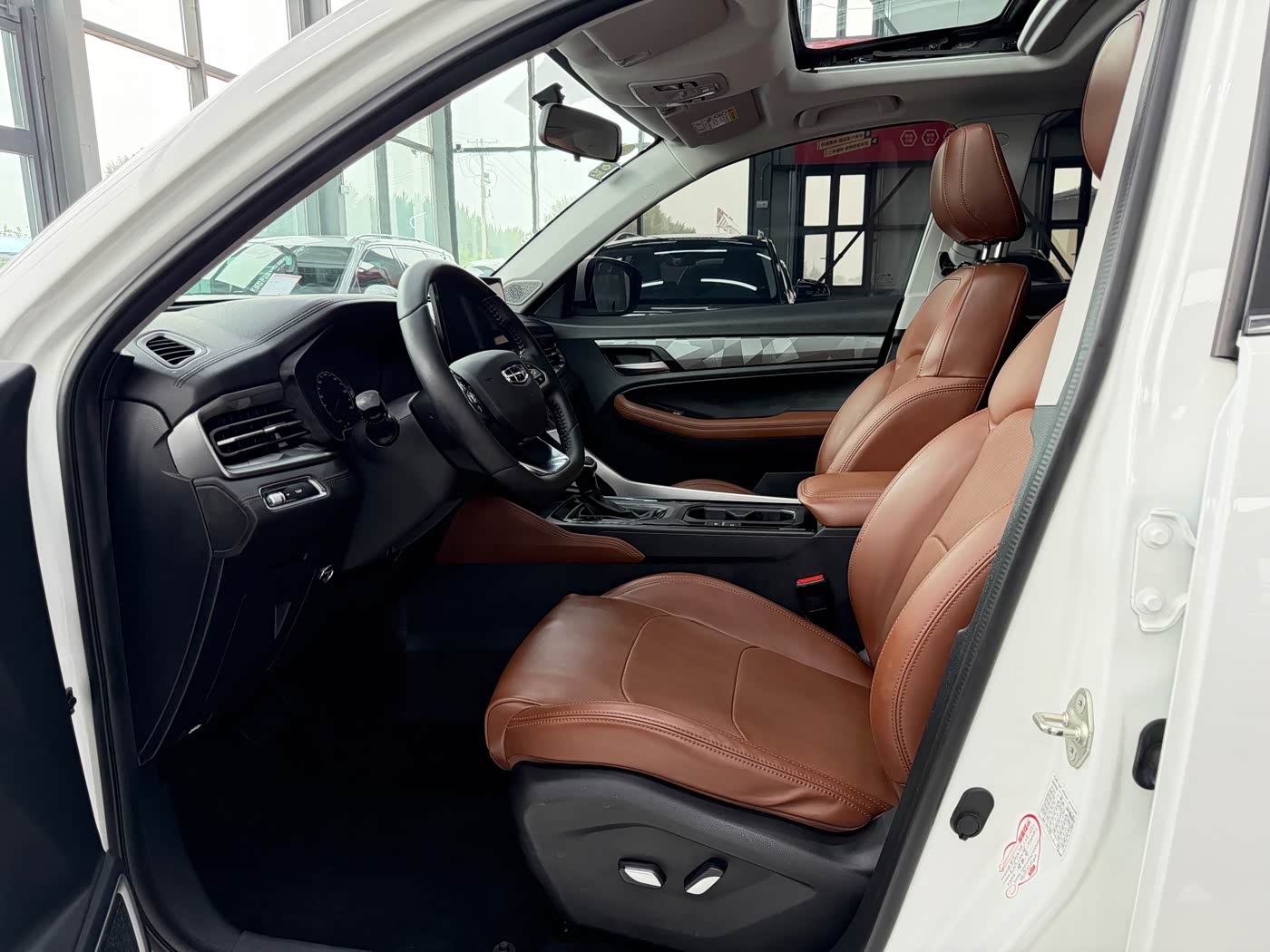 Geely Emgrand X6 1.4 л 2023 г. Белый, пробег 26000 км