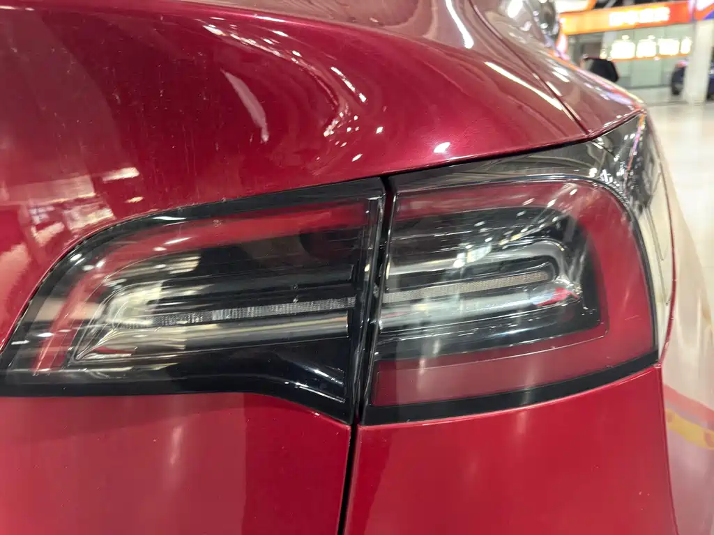 Tesla Model Y — миниатюра 15