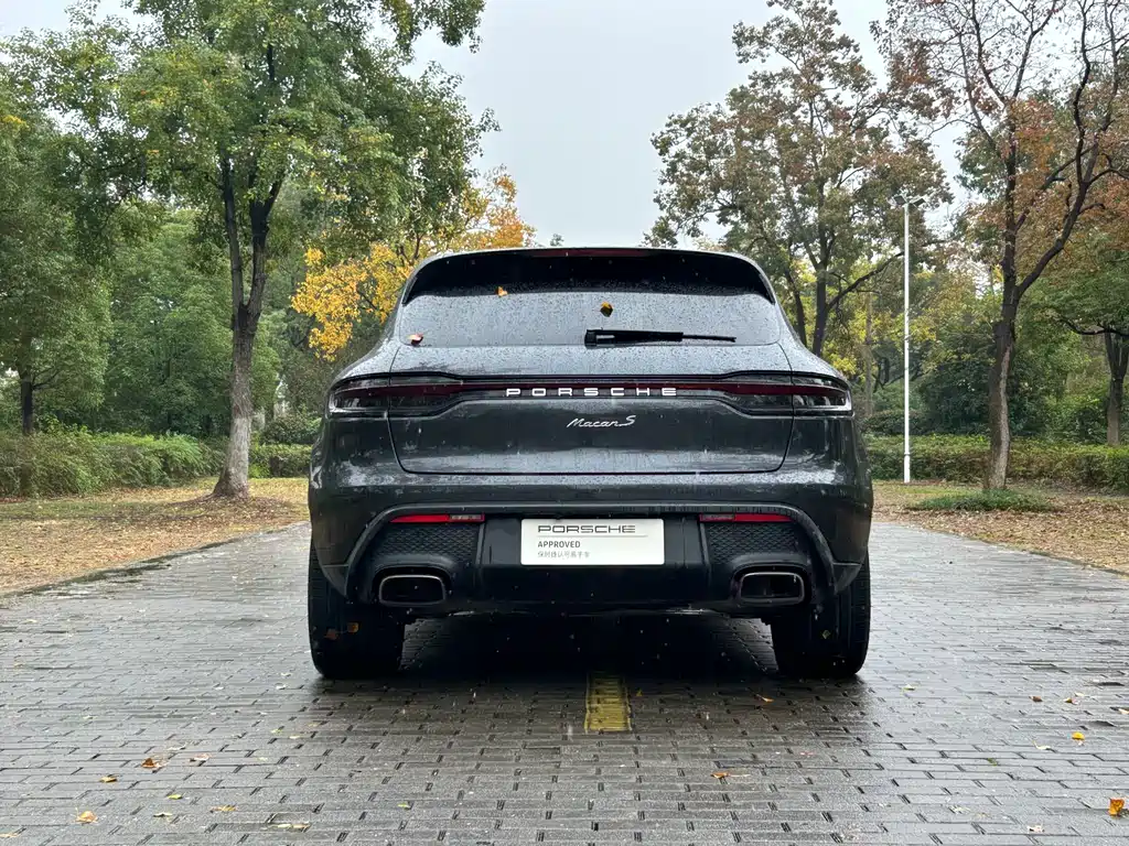 PORSCHE MACAN