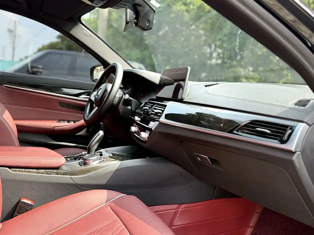 BMW 5 Series — миниатюра 18