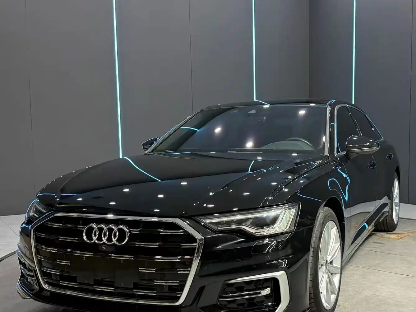 奥迪A6L 2023款 改款 45 TFSI 臻选动感型 2024