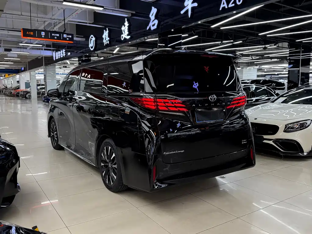Toyota Alphard — миниатюра 5
