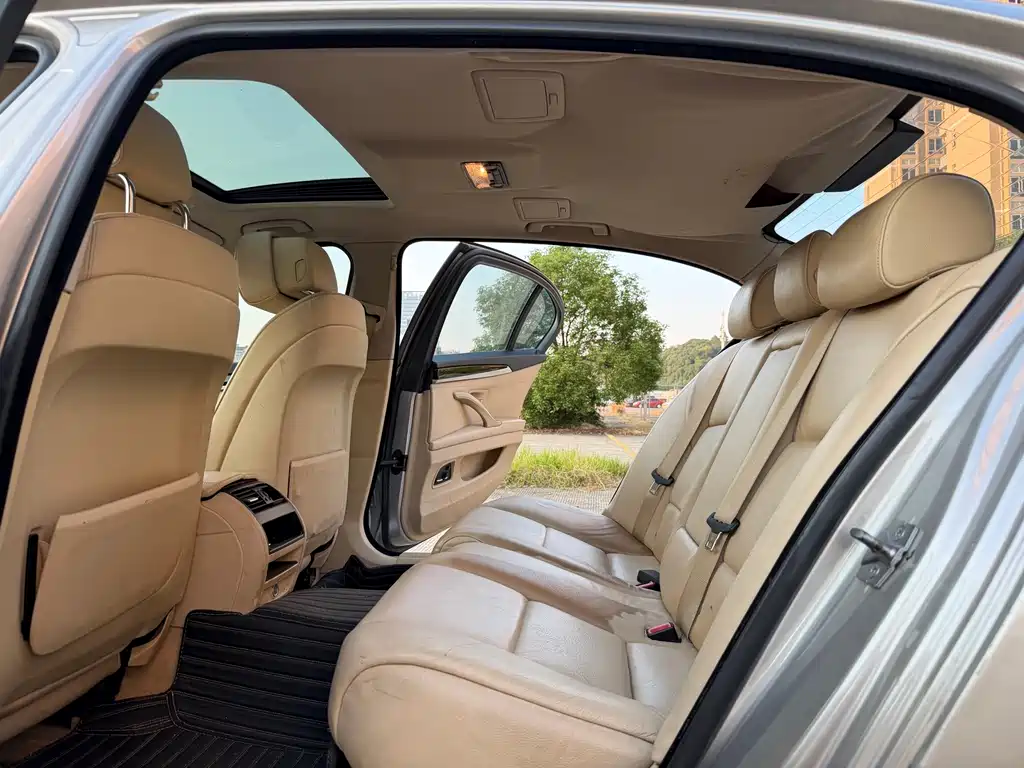 BMW 5 Series — миниатюра 7