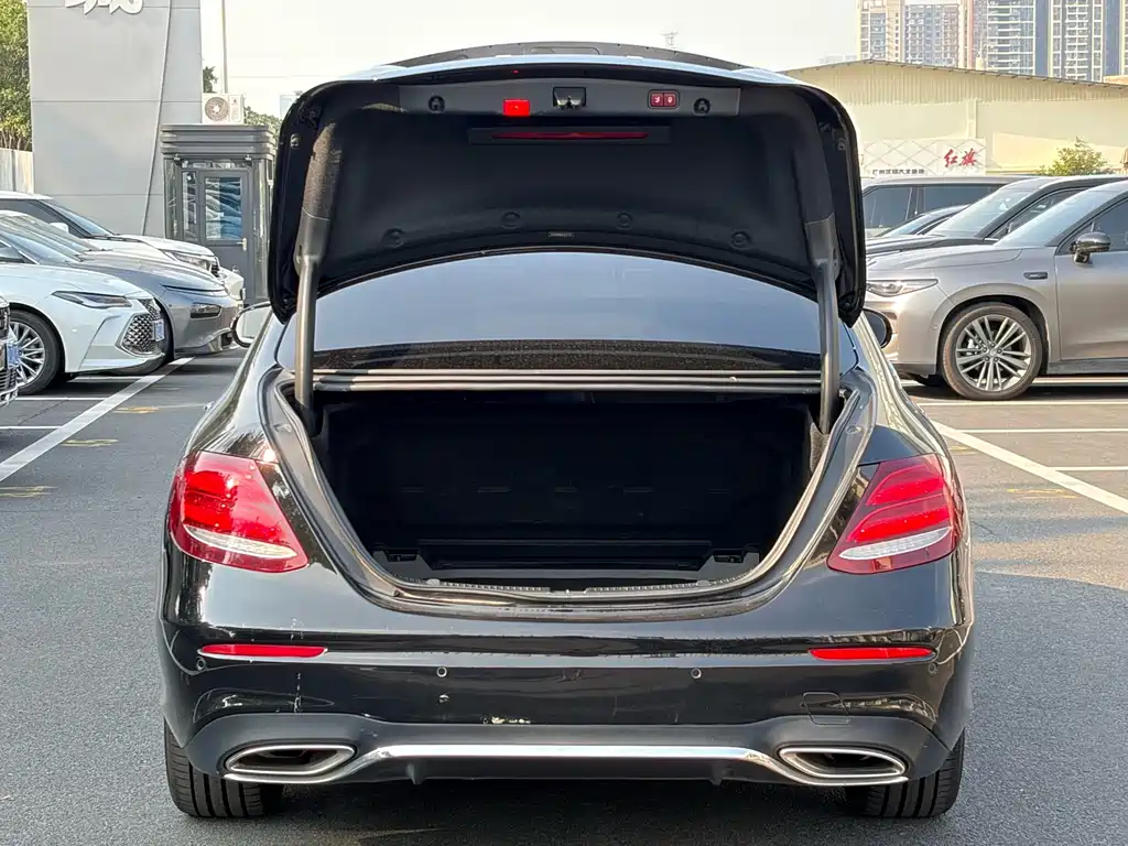 Mercedes-Benz E-Class — миниатюра 7