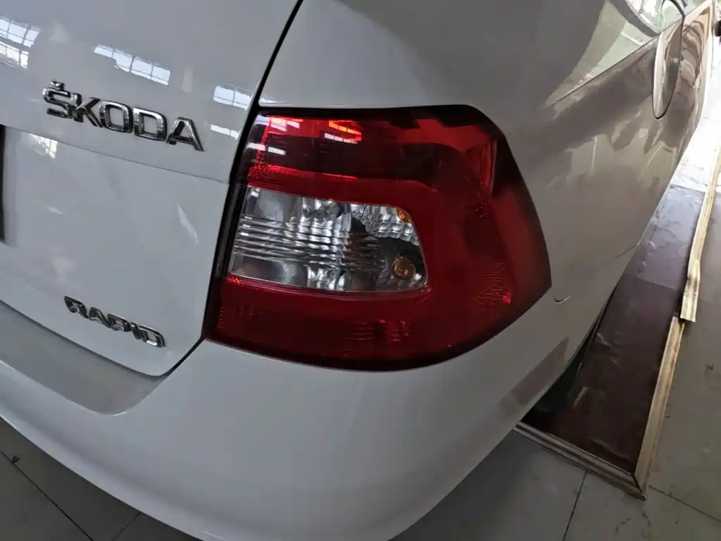 Skoda Rapid — миниатюра 8