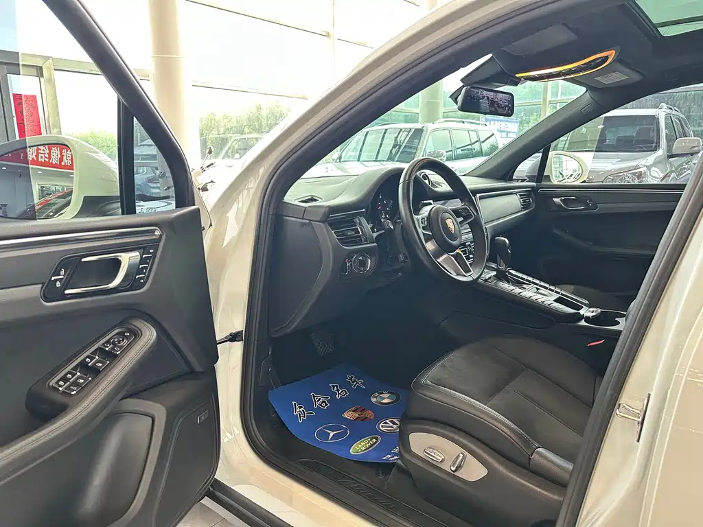 PORSCHE MACAN