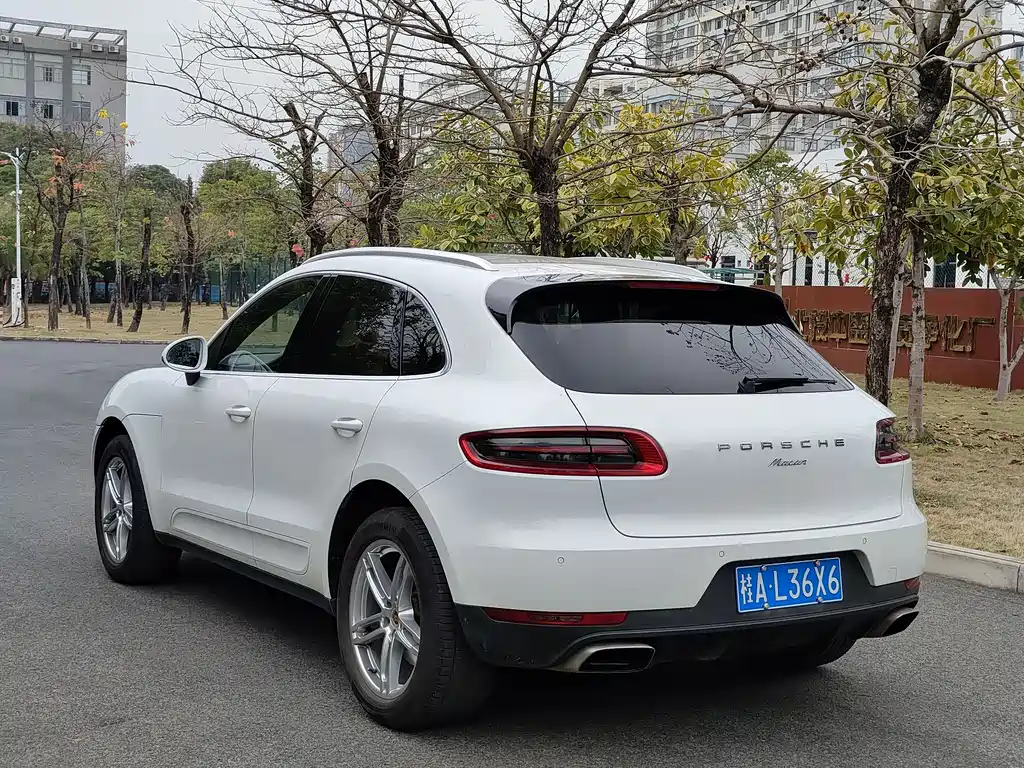 PORSCHE MACAN