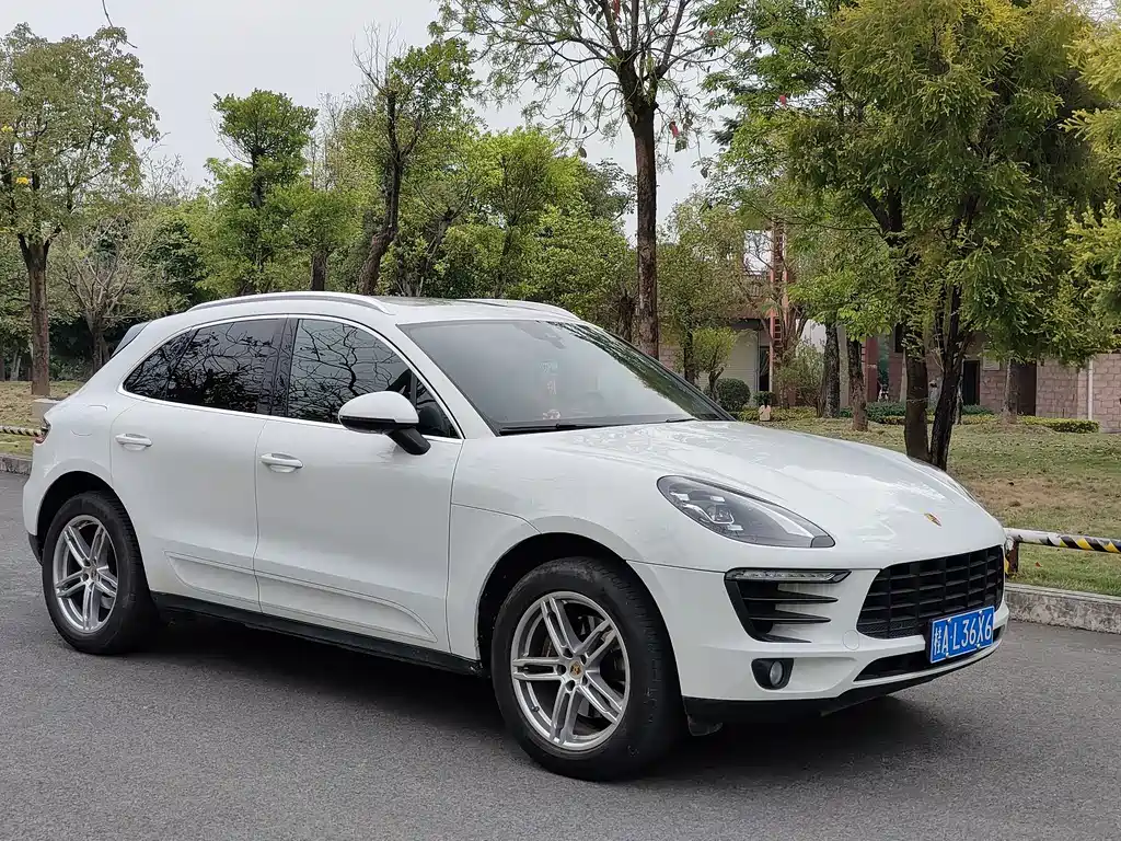 PORSCHE MACAN