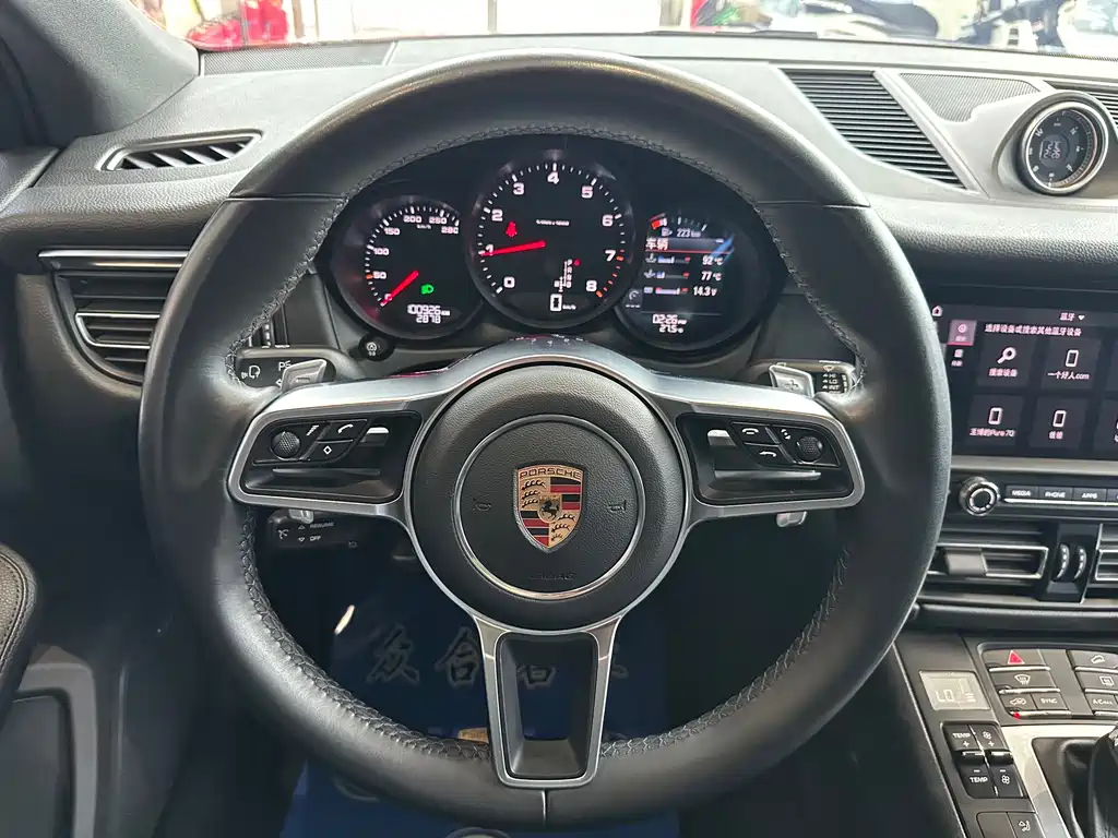 PORSCHE MACAN