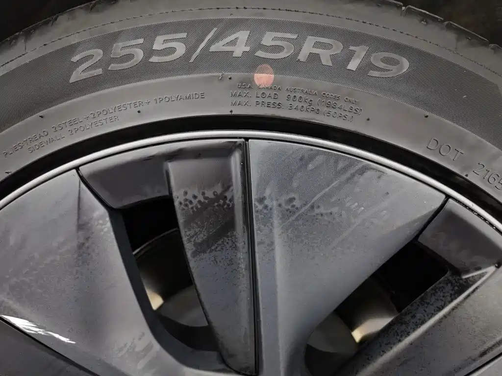 Tesla Model Y — миниатюра 24