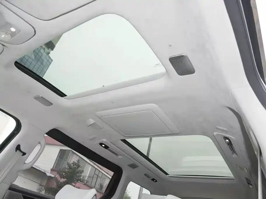 Volvo EM90 2025 Ultra мест