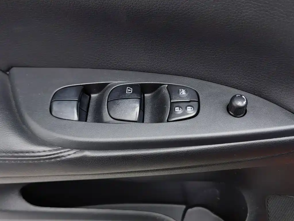 Nissan Tiida — миниатюра 9