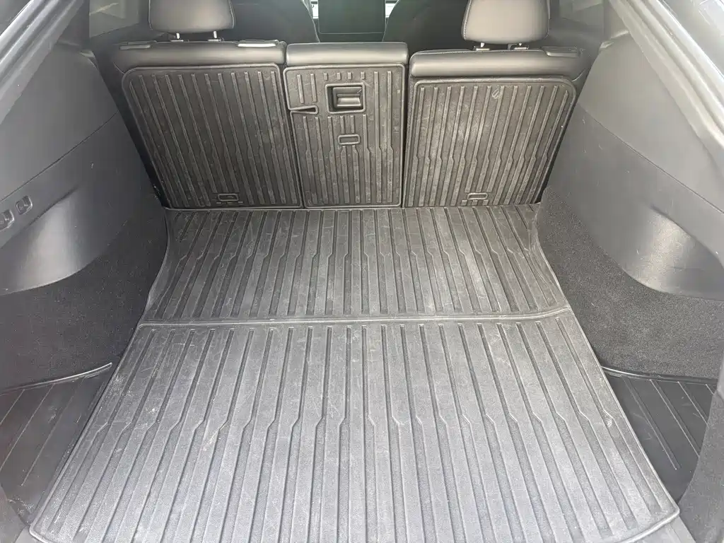 Tesla Model Y — миниатюра 15