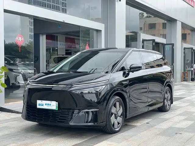 2024 Xpeng X9