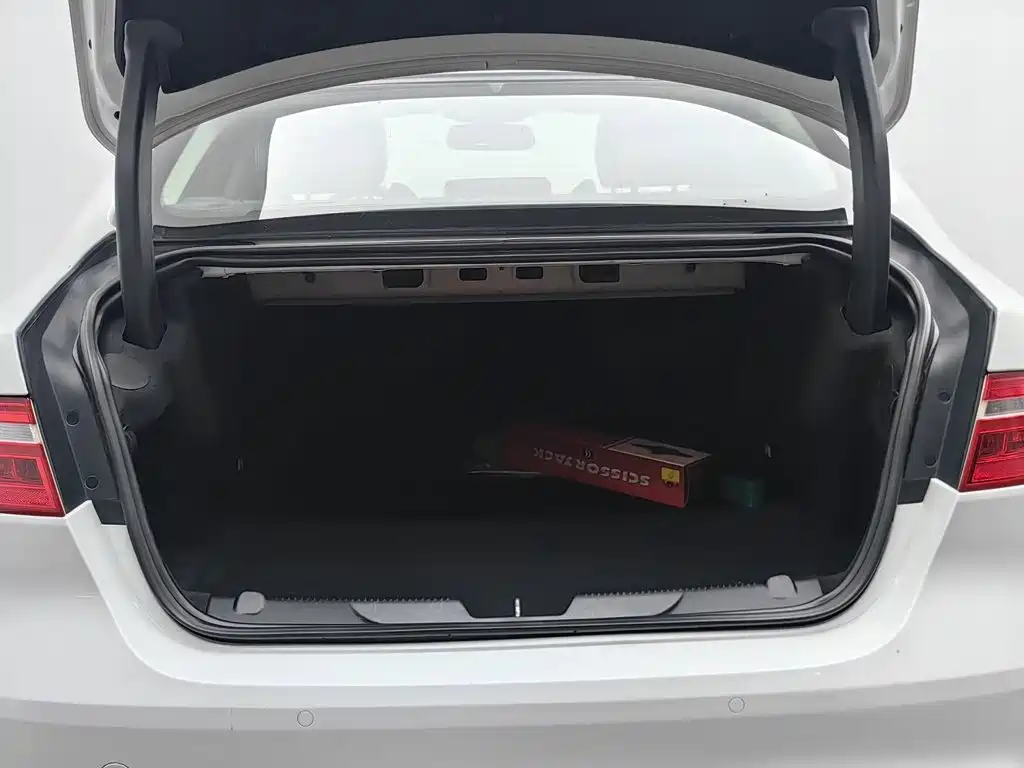Jaguar XE — миниатюра 16