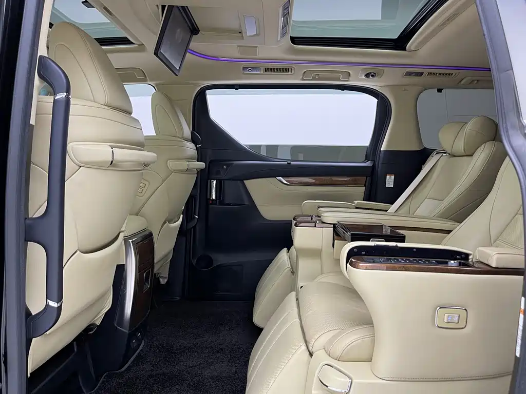 Toyota Alphard — миниатюра 8
